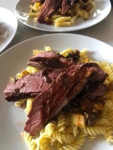 Magret de canard sauce aux épices et coings, en cuisson lente et petits légumes au sésame