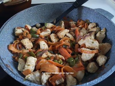 Tagliatelles de carottes , mange-tout et poulet