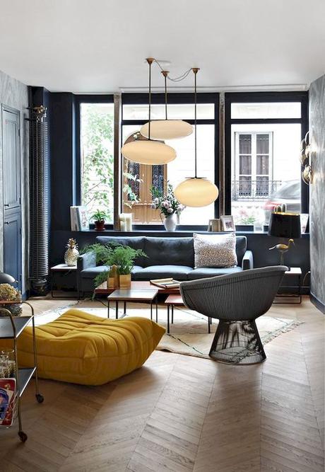 salon moderne bleu gris pouf jaune carré curry parquet bois chevron