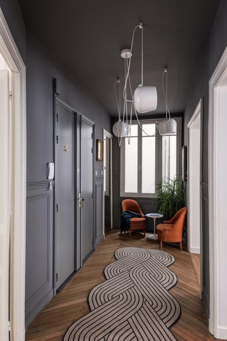parisien style peinture grise couloir déco moderne suspension bouroullec AIM Flos