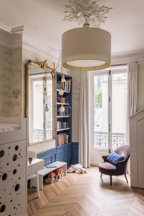 appartement parisian style haussmannien chambre enfant soubassement peint bois bleu roi