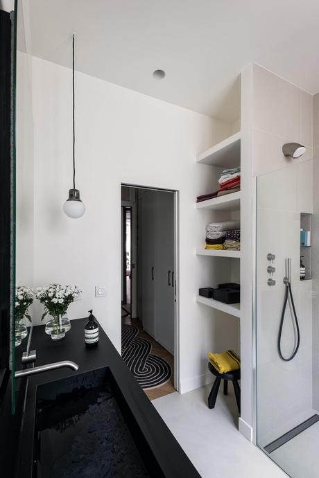 mini salle de douche italienne noire grise blanche parisian style - blog déco - clemaroundthecorner