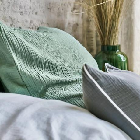 chambre style campagne linge de lit lange bébé nuance de vert gris