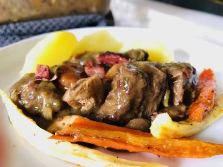 Boeuf bourguignon et ses petits légumes rôtis au four Boeuf bourguignon et ses petits légumes rôtis au four