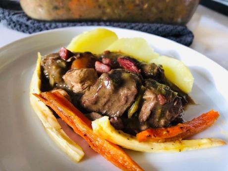 Boeuf bourguignon et ses petits légumes rôtis au four Boeuf bourguignon et ses petits légumes rôtis au four