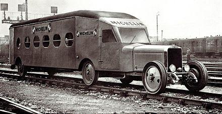 Prototype Micheline type 5 qui le 10 septembre 1931 a effectué Paris - Deauville en 2 h 3 (à 107 km/h de moyenne) battant de 32 minutes le rapide de luxe.