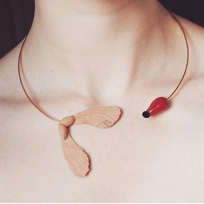 Collier graines d’érable et cynorrhodon Mapple and wild rose berry necklace statement jewel La Fille du Consul