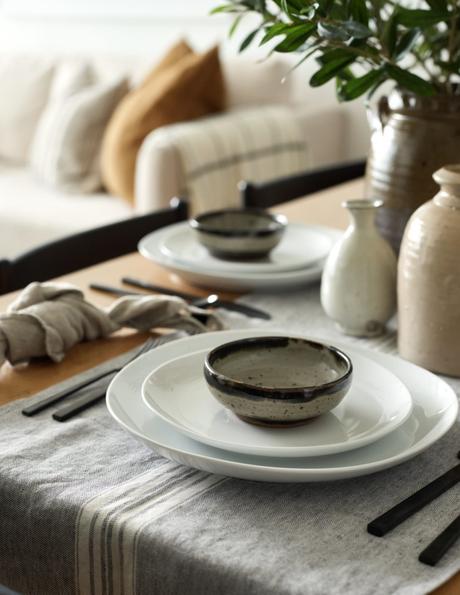 dressage table set en lin gris assiette blanche artisanat bol céramique