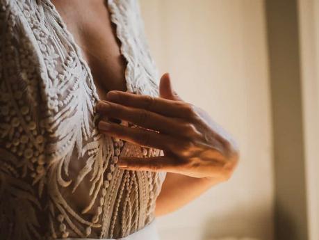 Votre duo vidéaste et photographe à Portes les Valence Lors d'un mariage à porte les valence, une mariée attend pres de la fenetre.