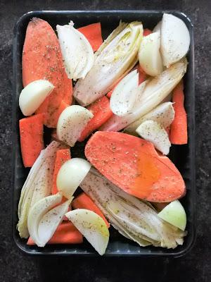 Légumes d'hiver au four : endives, carottes, pommes de terre, oignon