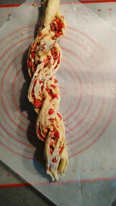 Ma jolie brioche tressée aux pralines Ma jolie brioche tressée aux pralines