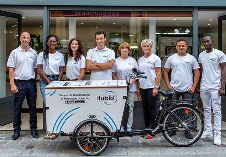 Le service HUBLO de collecte et livraison de linge est réalisé en vélo électrique tri-porteur avec de grands bacs. Une solution très utile, écoresponsable et rapide dans les rues de Paris