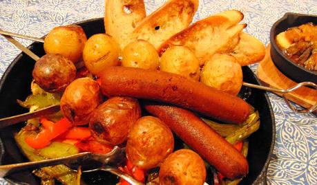 Casserole de poivrons grillés et saucisses végétales avec brochette de pomme de terre
