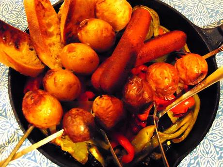 Casserole de poivrons grillés et saucisses végétales avec brochette de pomme de terre