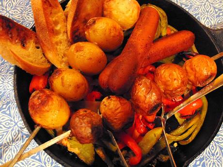 Casserole de poivrons grillés et saucisses végétales avec brochette de pomme de terre