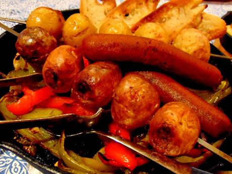 Casserole de poivrons grillés et saucisses végétales avec brochette de pomme de terre
