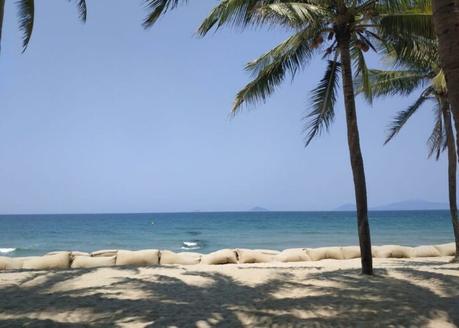 la plage de Cua Dai est comme une blessure bourrée de pansement