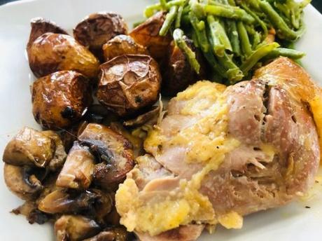 Canard au four, champignons, haricots verts et pommes de terre rôties