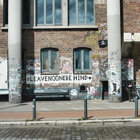 Hambourg et son architecture hétéroclite ruelle murs briques sticker autocollant street art graffiti