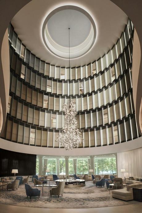 Hambourg et son architecture hétéroclite salon hôtel chic élégant beige bleu spacieux rond lustre blog déco