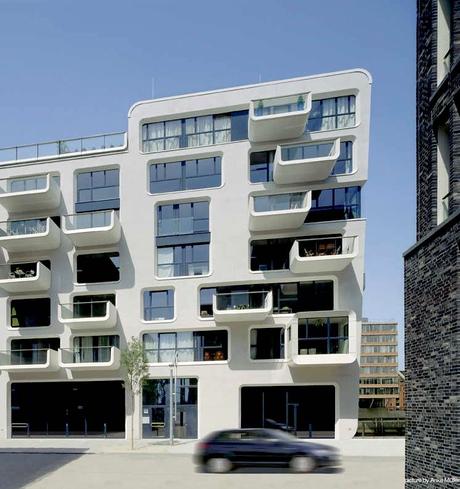 Hambourg et son architecture hétéroclite bâtiment balcon rond design contemporain baie vitrée