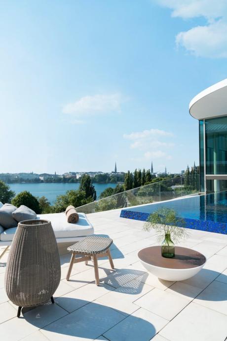 Hambourg et son architecture hétéroclite terrasse rooftop piscine tabouret fibre tressé