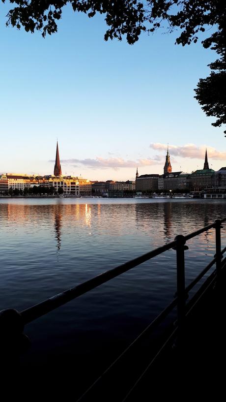 lac alster hambourg architecture allemande brique rouge toit vert