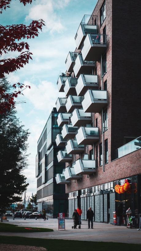 architecture balcon verre en quinconce mur brique rouge