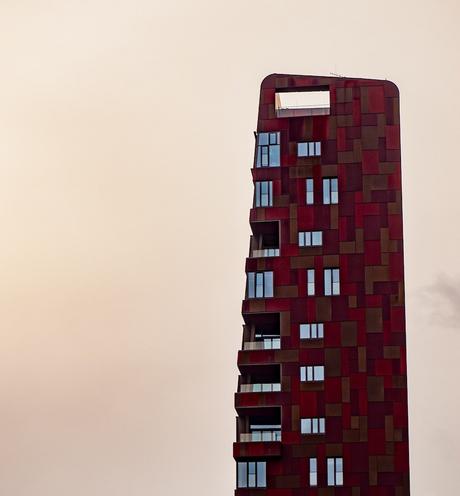 Hambourg et son architecture hétéroclite long haut immeuble rectangle rouge bordeaux marron mince fenêtre
