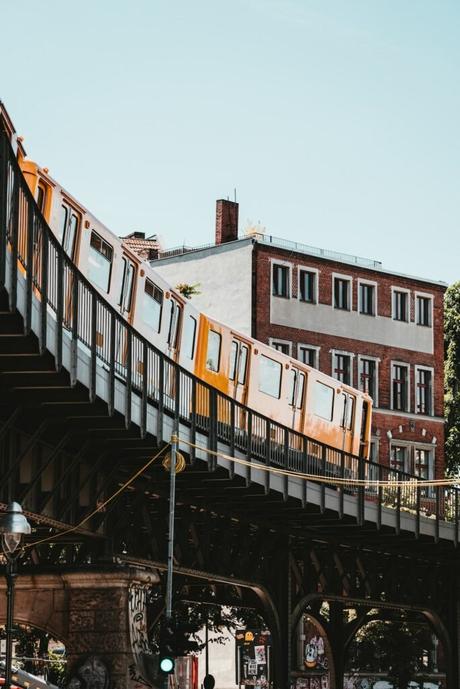 Hambourg et son architecture hétéroclite train berlin jaune transport déco architecture outdoor