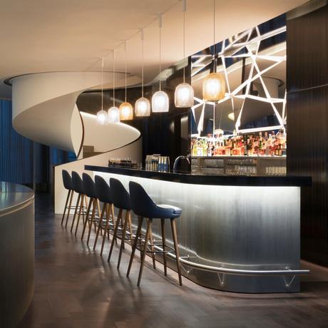bar lounge rideaux chaises bleu marine design luxueux