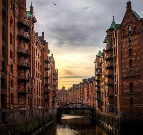 quartier hambourg mur briques rouge dorure toit vert pont fer architecture