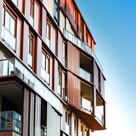 immeuble industriel rouge verre balcon design relief