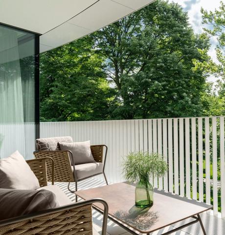 Hambourg et son architecture hétéroclite balcon hôtel allemagne chaise outdoor marron table rectangle