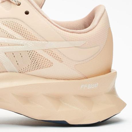 SNS et ASICS collaborent autour d’une Novablast Cosy Pink SNS et ASICS collaborent autour d’une Novablast Cosy Pink