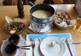 280px-Full_cheese_fondue_set_-_in_Switzerland.JPG