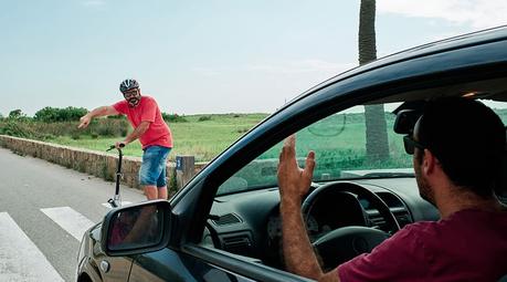 Sécurité en trottinette : garder un œil sur votre environnement : piétons, vélos, voitures ...