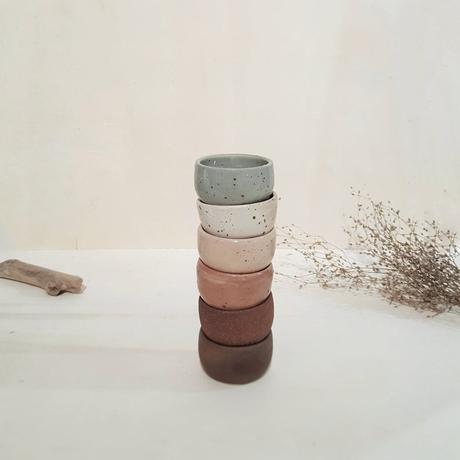 Où trouver un coquetier original petit bol pour oeuf sauce rond porcelaine fait main artisanal ton pastel gris blanc rose marron