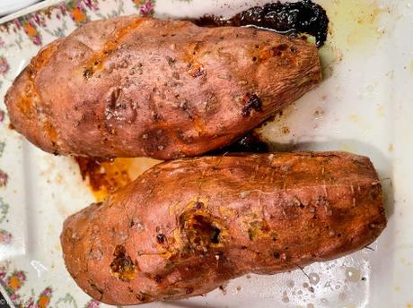 Yummy yam – Patates douces rôties, sauce yaourt et ail noir