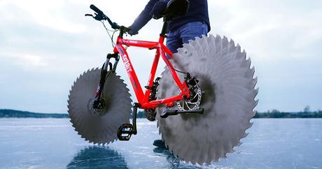 Cet homme remplace ses pneus de vélo par des scies circulaires et fait un tour sur un lac gelé