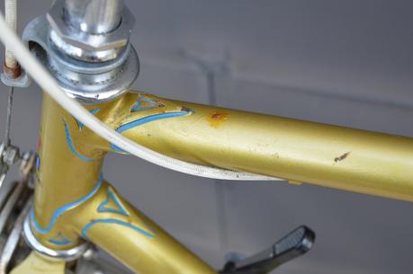 Quelques pointes de rouille sur le cadre de mon vélo de course vintage Le Jeune