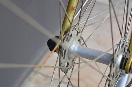 Vélo de course vintage à restaurer - rayons piqués à nettoyer