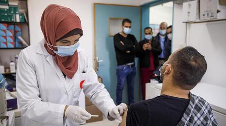 Les Palestiniens dénoncent le blocage par Israël des vaccins contre le Covid-19