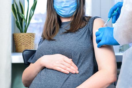 Les femmes enceintes devraient être considérées à risque élevé et être prioritaires pour la vaccination (Visuel Adobe Stock 410445637)