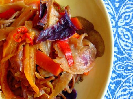 Nouilles asiatiques épicées aux légumes Nouilles asiatiques épicées aux légumes