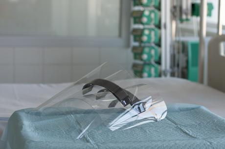 Une famille de polymères autostérilisants s'avère efficace pour inactiver les coronavirus, dont le SRAS-CoV-2, avec de multiples applications, comme le revêtement de masques faciaux en plastique ( Visuel Adobe Stock 336904249) Une famille de polymères autostérilisants s'avère efficace pour inactiver les coronavirus, dont le SRAS-CoV-2, avec de multiples applications, comme le revêtement de masques faciaux en plastique ( Visuel Adobe Stock 336904249)