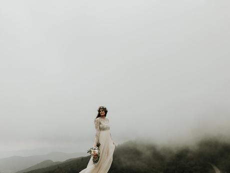 Thème mariage automne : Des photos et vidéo à l’esprit moody Une mariée lors d'une séance photo lors d'un thème mariage automne.