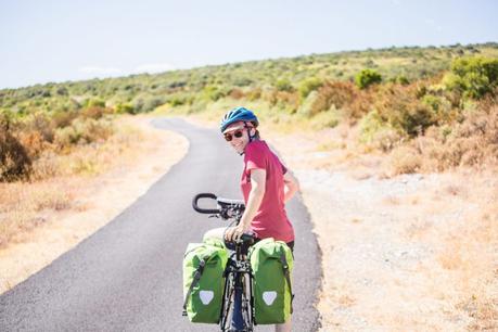 femme voyage à vélo paysage hérault charlene