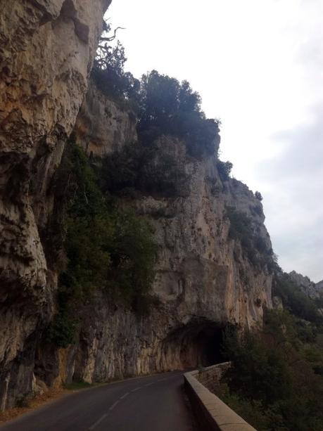 route taillée dans la roche vallon pont d'arc voyage vélo ardeche