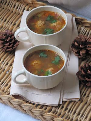 Bouillon de légumes, boulettes de poulet et pâtes